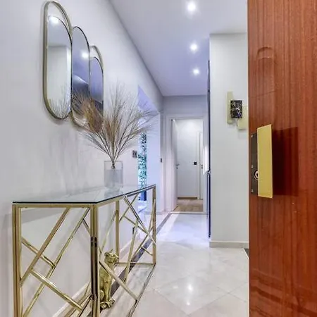 Montaigne Executive شقة