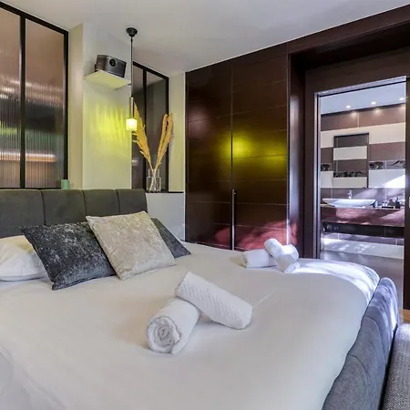 Montaigne Executive شقة *