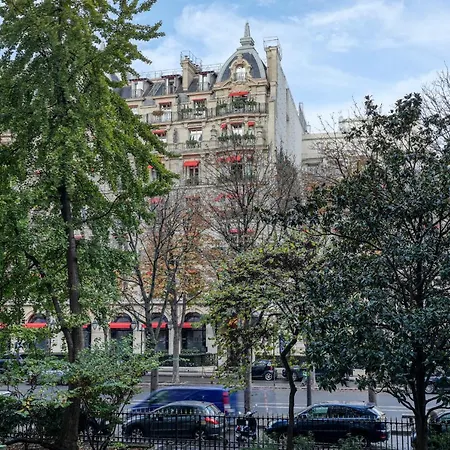 Montaigne Executive Párizs
