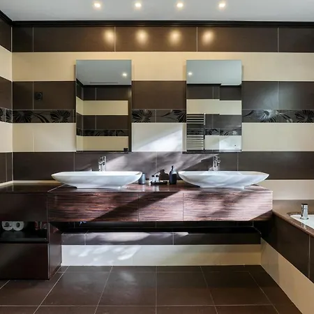 Montaigne Executive * Paris